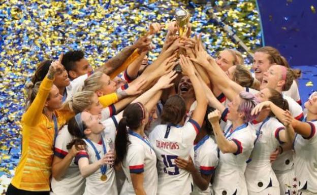 Las jugadoras norteamericanas celebran efusivamente su cuarto el Mundial. 