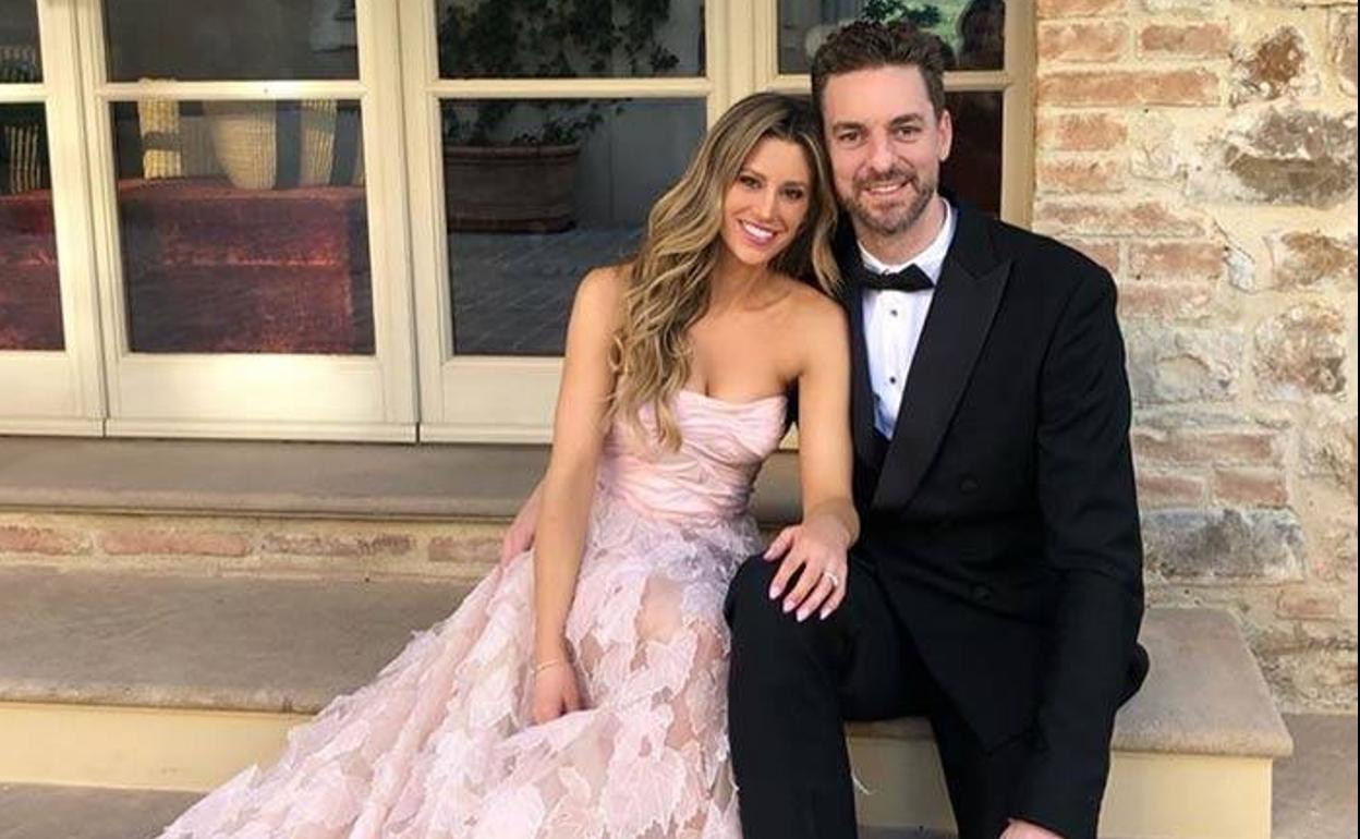 El deportista, de 39 años, y la periodista, de 30, tras oficializar su relación.