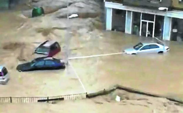 La riada arrastra coches en Tafalla.