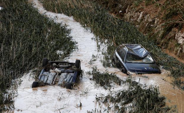 Un coche es arrastrado por la corriente en Tafalla.