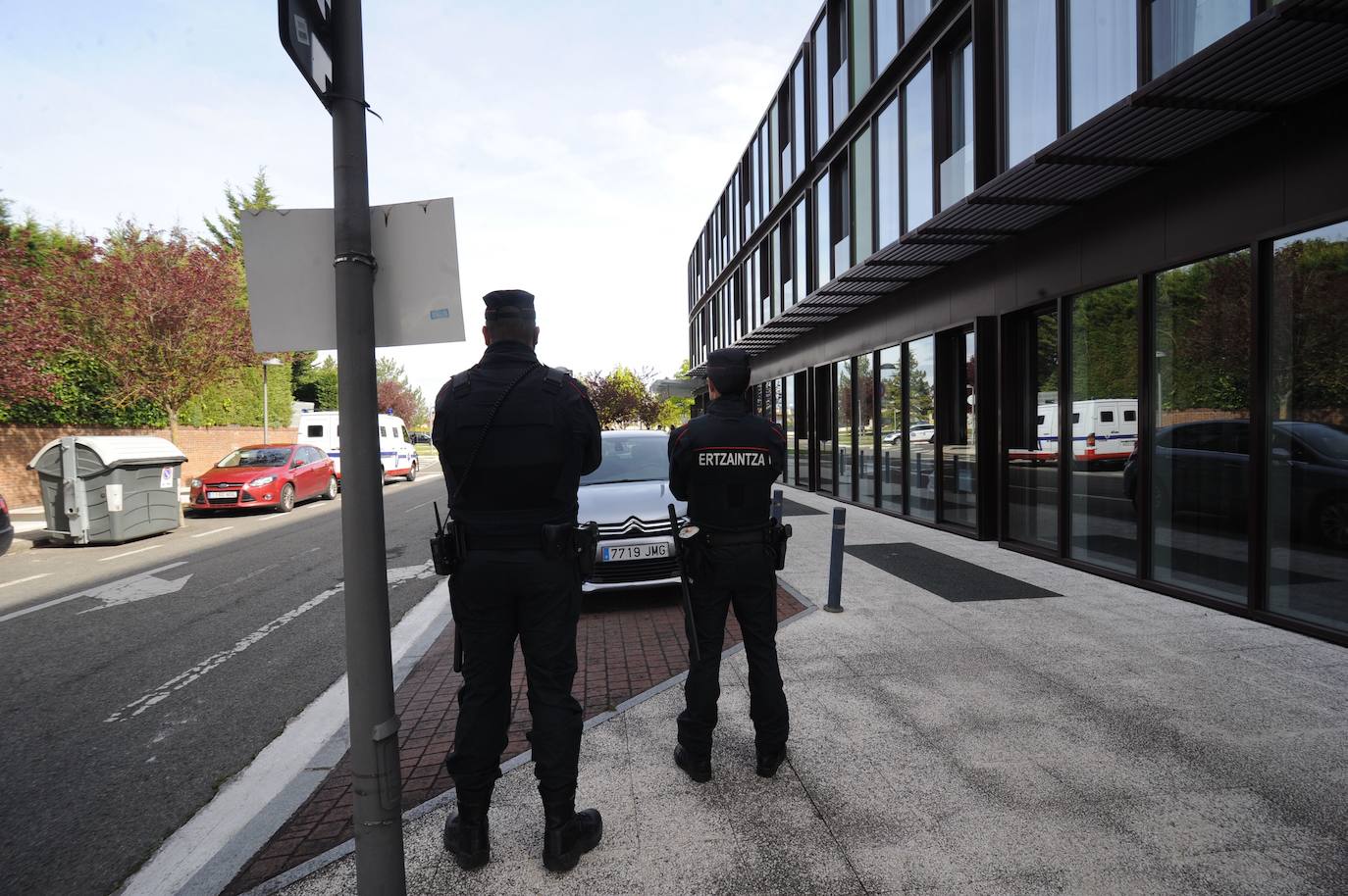 Dos agentes de la Ertzaintza en Vitoria