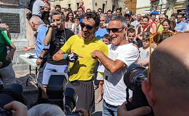 Iñaki Maiora felicitó en la meta a Aritz Egea.. 