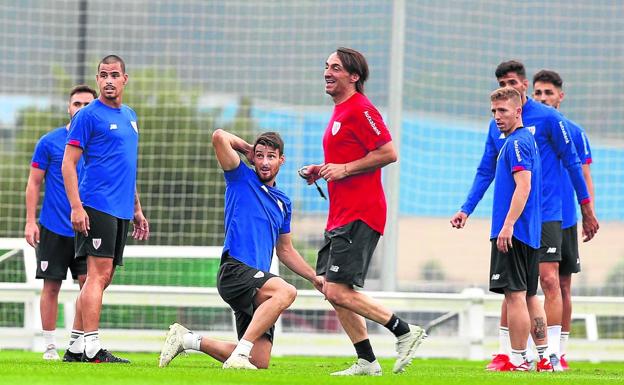 Dani García, a la izquierda, y Muniain, a la derecha, siguen atentos las instrucciones del entrenamiento de ayer.