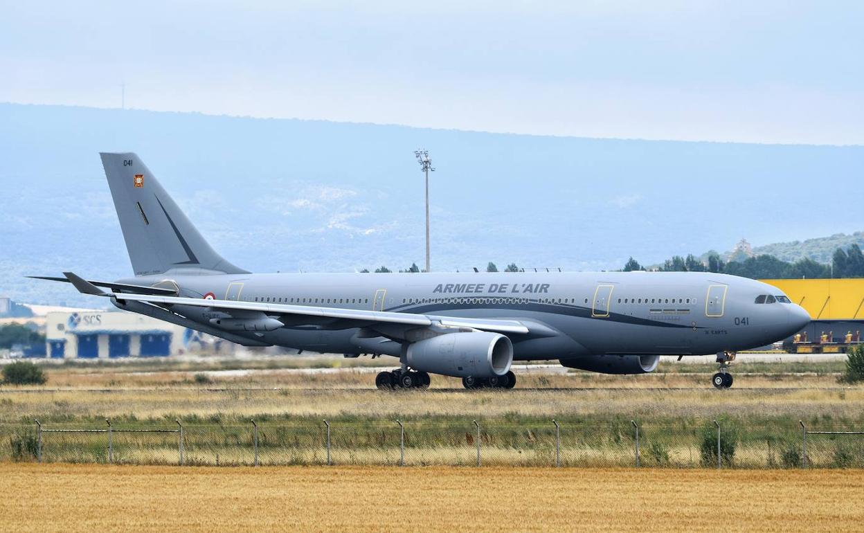 Un avión de la fuerza aérea francesa aterriza en Foronda