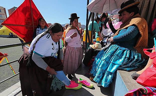 Modificando su vestimenta para participar en los partidos de la IX edición del torneo 'Caserita metegol'. 