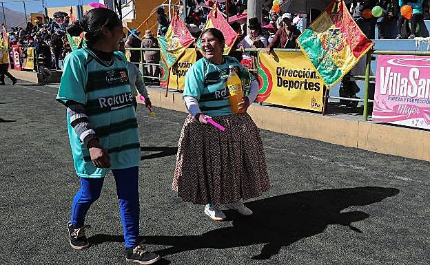 Dos de las participantes en el torneo con camisetas del Barça. 