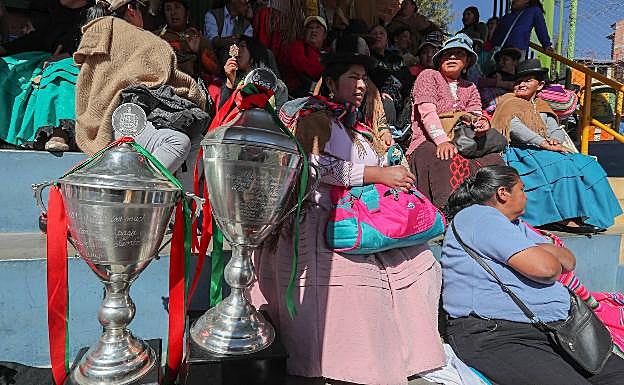 Imagen principal - El gran ambiente está siempre garantizado en los partidos. 