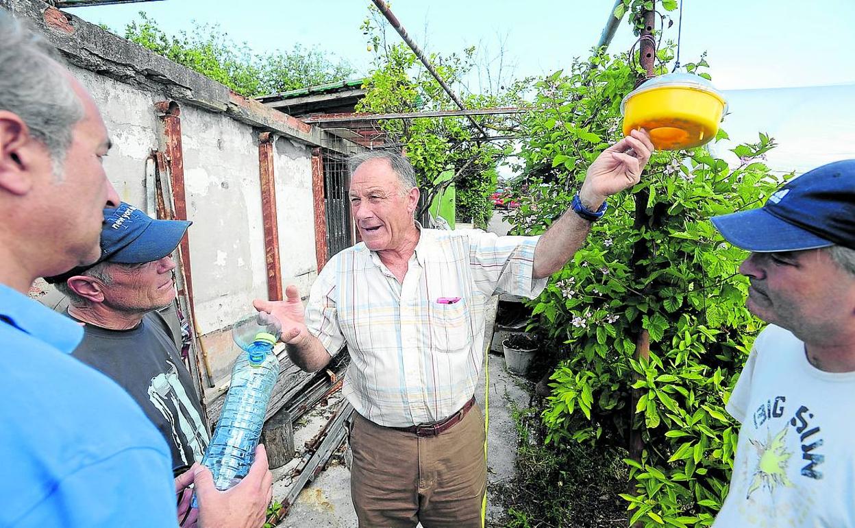Los vecinos colocan trampas de lo más diversas. 