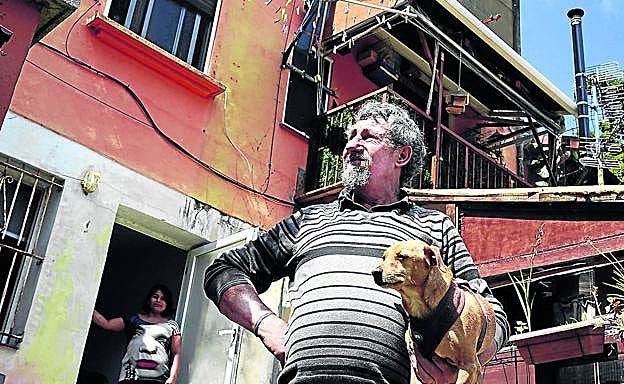 José Luis Santos, en la imagen con su perro 'Conan' y al fondo su mujer Laura, compró la casa en el barrio de Betolaza hace 41 años.