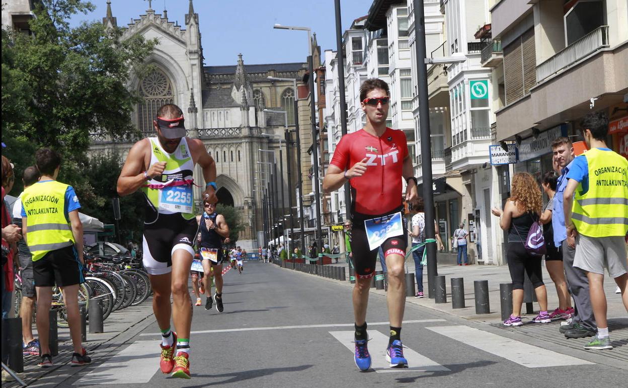 Corredores de la anterior edición del triatlón en el centro de Vitoria