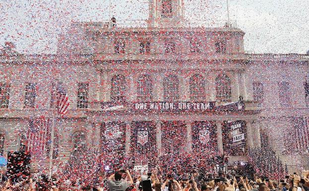 Imagen principal - Nueva York recibe con un baño de masas a las campeonas del mundo