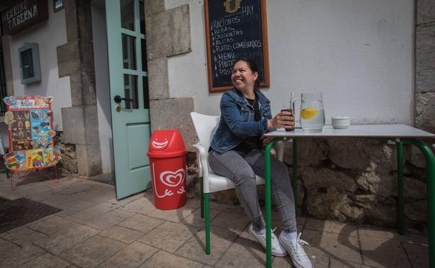 Rosa Godoy, con su tereré, en el bar de Gizaburuaga.