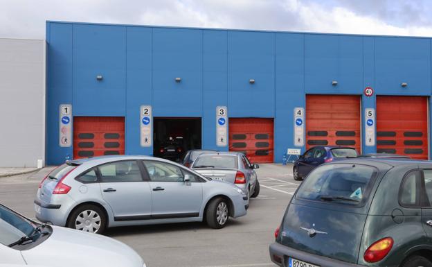 Las filas de coches para pasar la Inspección Técnica de Vehículos se ha convertido en una imagen habitual. 