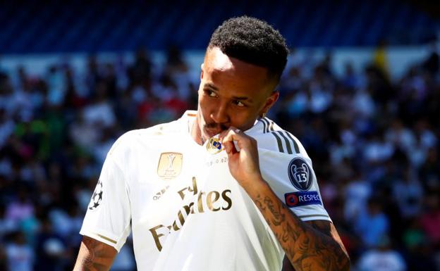 Militao besa el escudo del Real Madrid. 