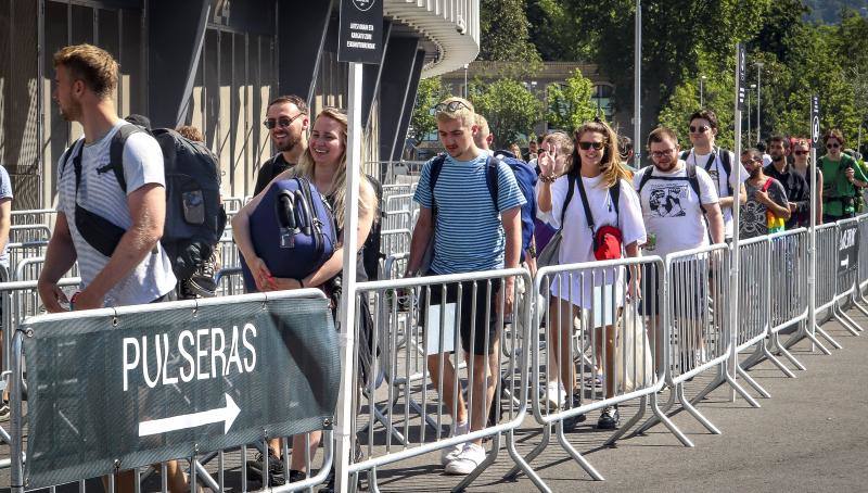 Los festivaleros ya han canjeado sus entradas por la pulsera de tela que les da acceso al BBK Live.