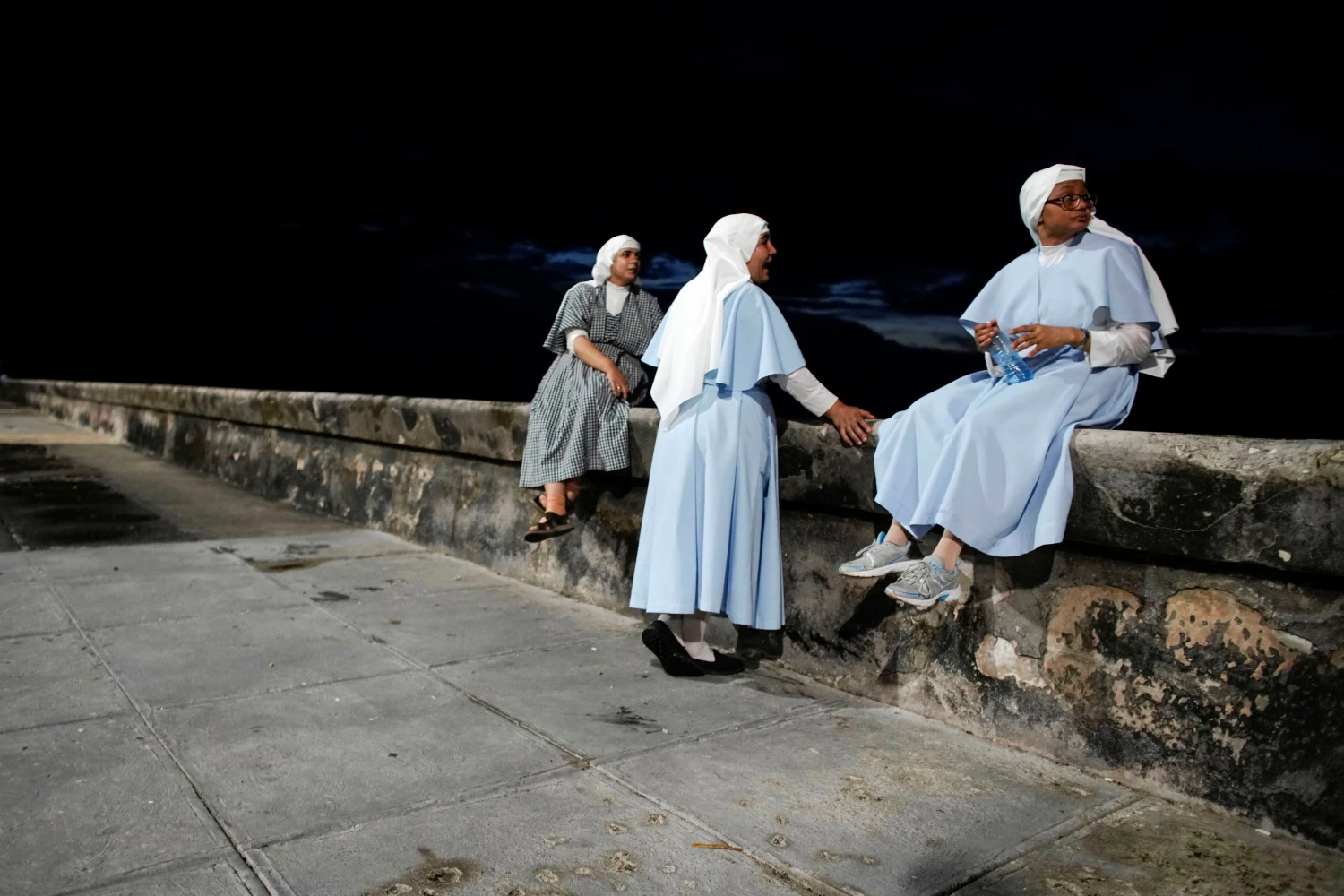 Monjas se sientan frente al mar en La Habana, Cuba