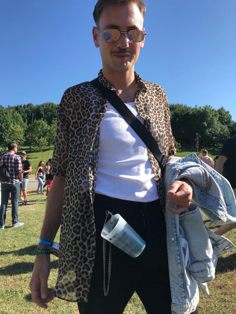 Rafa Beato, madrileño de 25 años, ha optado por una camisa de leopardo de Zara y, además, ha ideado una original forma de llevar el katxi