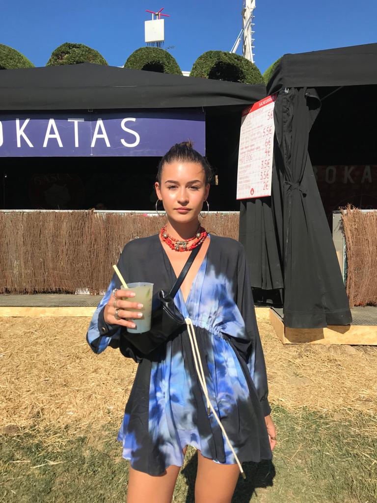 June Bascaran luce un minivestido fruncido a la cintura con estampado 'tie-dye' y unas botas 'cowboy' que ha combinado con joyas de plata y coral. Esta joven de Bakio de 19 años, estudiante de Ingeniería de Diseño Industrial, disfruta de su primer año en el BBK Live. "Me iba a poner un modelito más apretado, pero he preferido ir a lo cómodo", afirma.