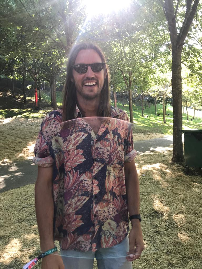 Nicolás De Carlo, de 30 años y nacido en Australia, luce una camisa con motivos florales que compró en una tienda de segunda mano de su país. Lleva unos meses viviendo en Bilbao, donde trabaja como pintor. camarero y en una escuela de surf, así que este año va a disfrutar de su primera vez en el BBK Live.