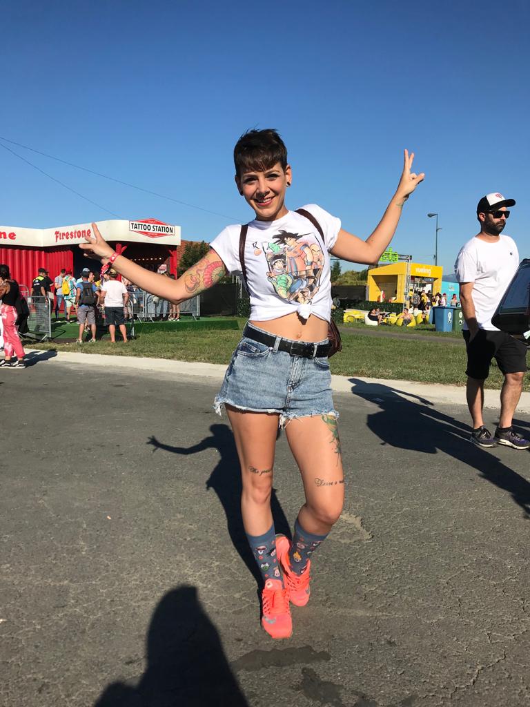 Para Nati Jiménez es su primera vez en Kobetamendi. Esta joven de 31 años, que nació en Sevilla pero vive en Bilbao, se ha decantado por una camiseta de Dragon Ball y unos calcetines de los mismos dibujos infantiles. "Soy un poco friki", se justifica. ¡Un look diferente y divertido!