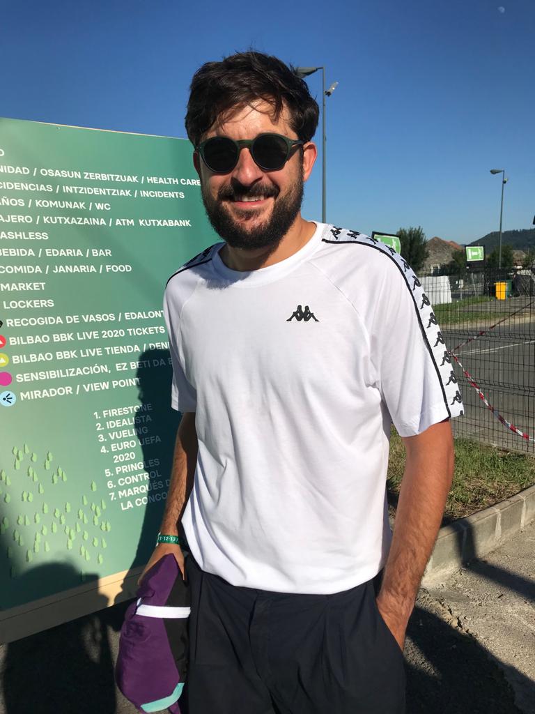 Igor Nieto, bilbaíno de 30 años, es un incondicional del BBK Live que no se pierde el festival ningún año. Luce una camiseta blanca de Kappa, unos pantalones chinos azul marino de Loreak Mendian y unas zapatillas Adidas.