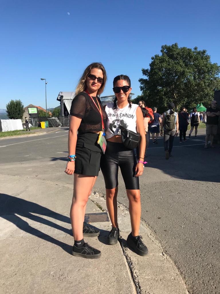 Rocío Aguirre, 24 años y de Madrid, luce unas originales gafas de sol que le hizo su tía a su madre y que llevan la montura al revés. Marta Diezma, 23 años y de Extremadura, lleva unos pantalones de ciclista y una camiseta estampada.