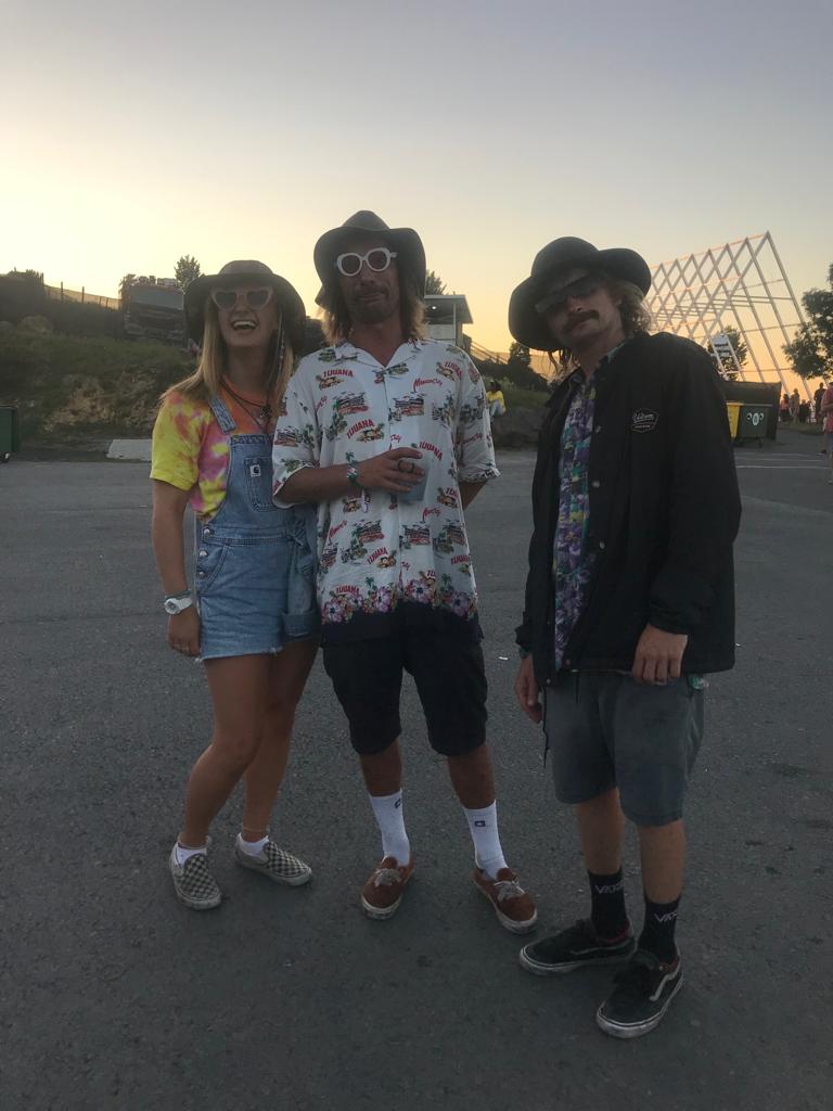 Holly, Todd y Cori, tienen 20, 19 y 27 años respectivamente y vienen de Inglaterra. Sin embargo, aseguran que van a pasar todo el verano en Cantabria. Sus looks se caracterizan por sus divertidas gafas de sol.