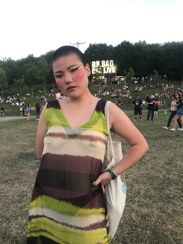 Leo Ping, de 21 años y de Eibar, es estudiante de fotografía y es el tercer año que viene. Lleva un vestido semitransparente de su tía. Además, su maquillaje suma muchos puntos al look.