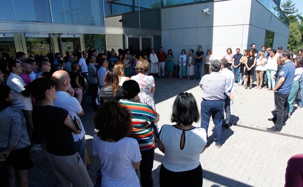 Imagen de la concentración de trabajadores de Euskaltel en Zamudio. 