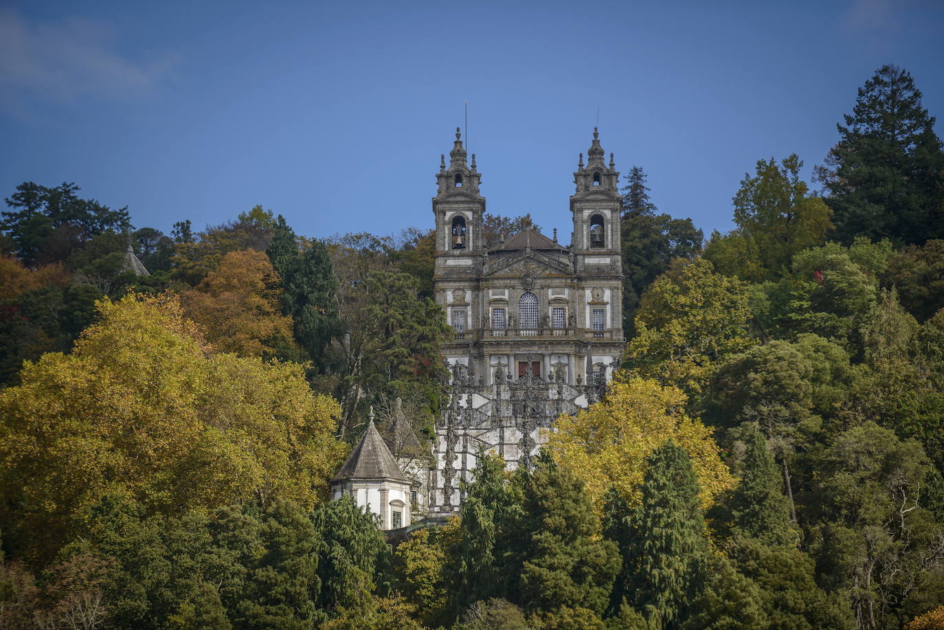 Santuario de Braga. En el norte de Portugal se encuentra este sitio que evoca la Jerusalén cristiana con su montaña sacrosanta. El santuario, predominantemente barroco, destaca por el Via Crucis que se extiende por la ladera occidental del cerro, con capillas, estatuas alegóricas, jardines clásicos y grupos escultóricos que representan la Pasión de Cristo.