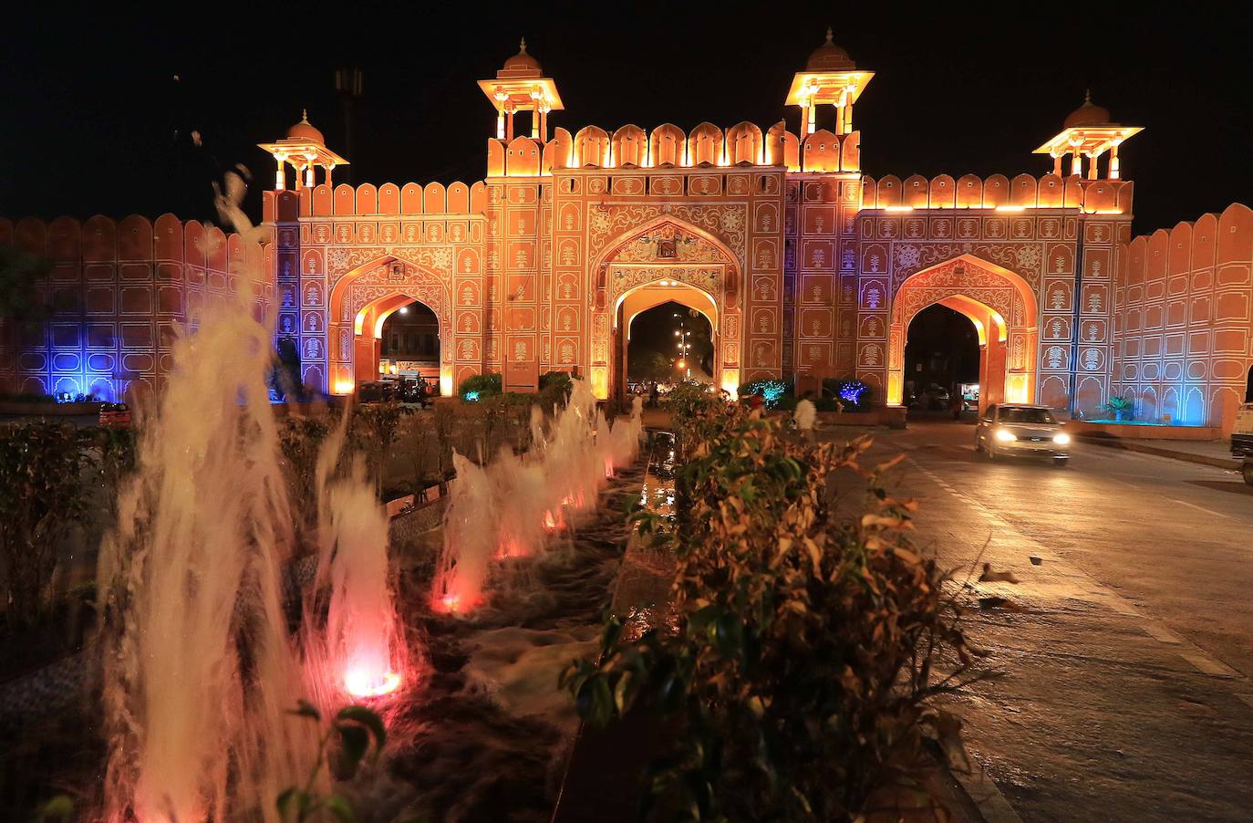 Jaipur. Esta ciudad, en el estado indio de Rajastán, es conocida por su planificación urbana del siglo XVIII y sus iconos arquitectónicos de Rajput-Mogol que incluyen monumentos como el Palacio de la Ciudad, Hawa Mahal y el sitio de Patrimonio Mundial de Jantar Mantar, junto con diversos bazares históricos. Está confinada en un área de dos kilómetros cuadrados dentro de una muralla bien definida y nueve puertas.