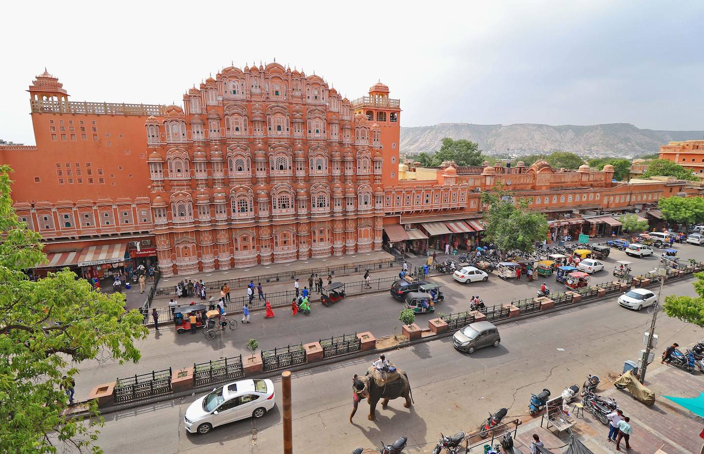 Jaipur. Esta ciudad, en el estado indio de Rajastán, es conocida por su planificación urbana del siglo XVIII y sus iconos arquitectónicos de Rajput-Mogol que incluyen monumentos como el Palacio de la Ciudad, Hawa Mahal y el sitio de Patrimonio Mundial de Jantar Mantar, junto con diversos bazares históricos. Está confinada en un área de dos kilómetros cuadrados dentro de una muralla bien definida y nueve puertas.