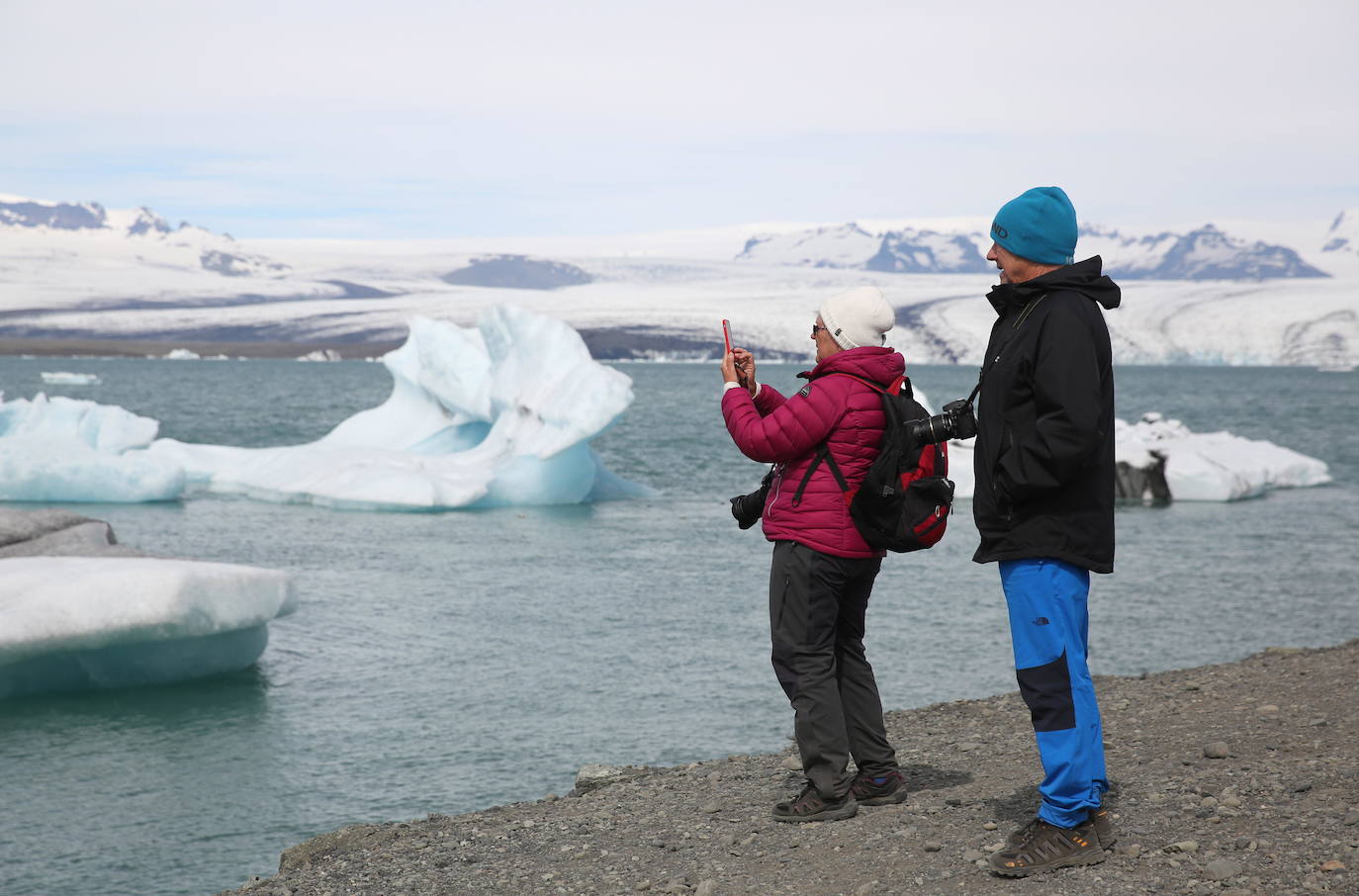 Parque Vatnajökull. El Parque Nacional Vatnajökull de Islandia es un territorio natural en el que se mezclan volcanes y glaciares y que se erige como el mayor parque nacional de Europa. El sitio protegido es de unos 14.500 km2 (14% del territorio islandés). Solo el glaciar recubre algo más de la mitad del parque nacional. Es, además, el punto más elevado de Islandia con sus 2.110 metros.