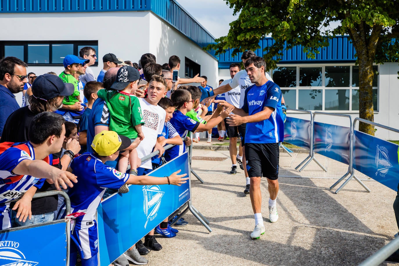 La sesión sirvió para que la hinchada conociera de primera mano a la nueva plantilla albiazul