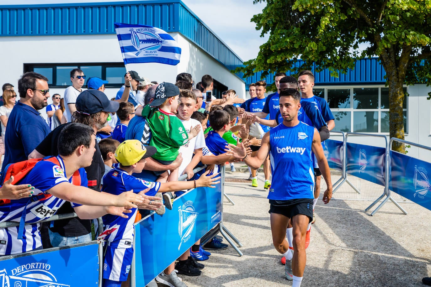 La sesión sirvió para que la hinchada conociera de primera mano a la nueva plantilla albiazul