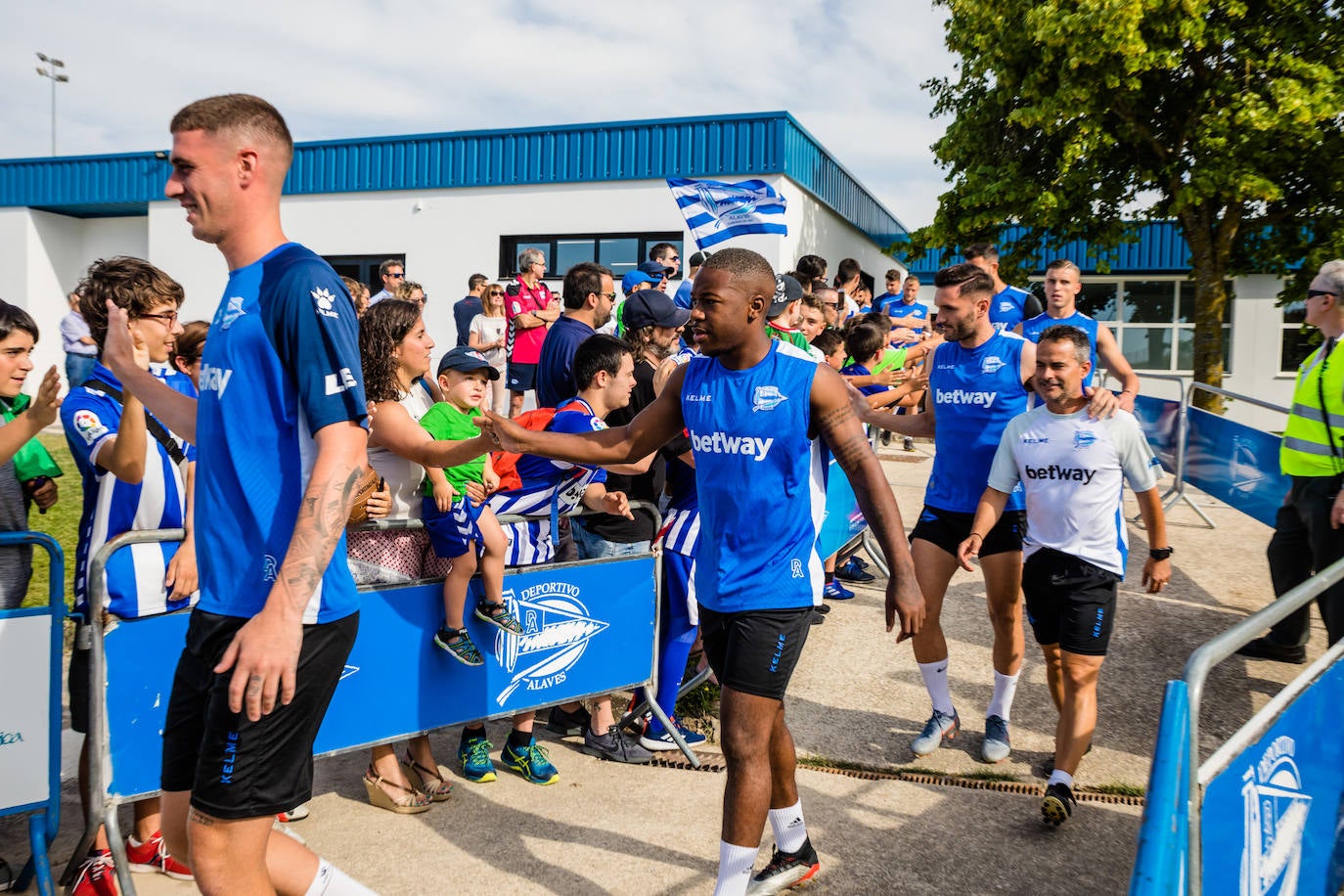 La sesión sirvió para que la hinchada conociera de primera mano a la nueva plantilla albiazul
