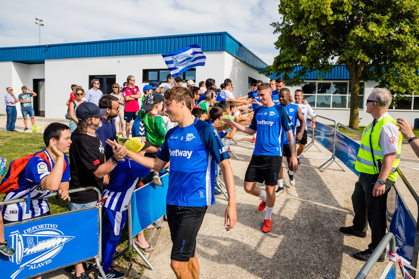 La sesión sirvió para que la hinchada conociera de primera mano a la nueva plantilla albiazul