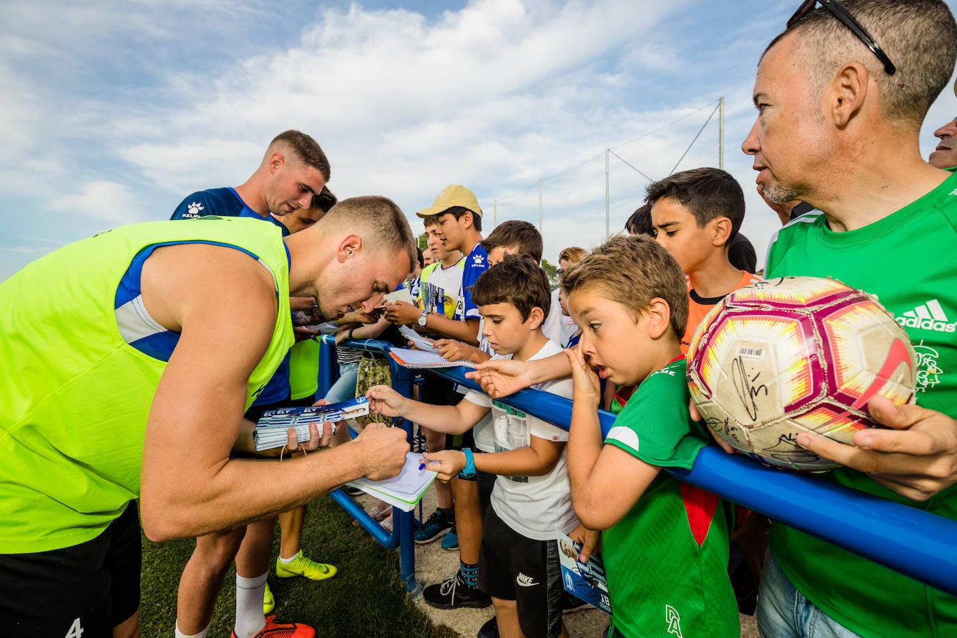 La sesión sirvió para que la hinchada conociera de primera mano a la nueva plantilla albiazul