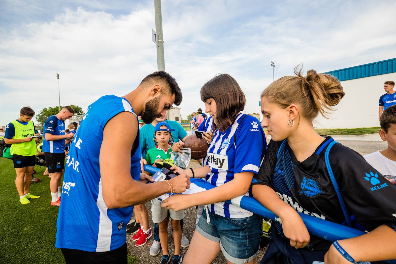 La sesión sirvió para que la hinchada conociera de primera mano a la nueva plantilla albiazul