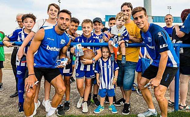 Los aficionados se fotografiaron con los jugadores. 