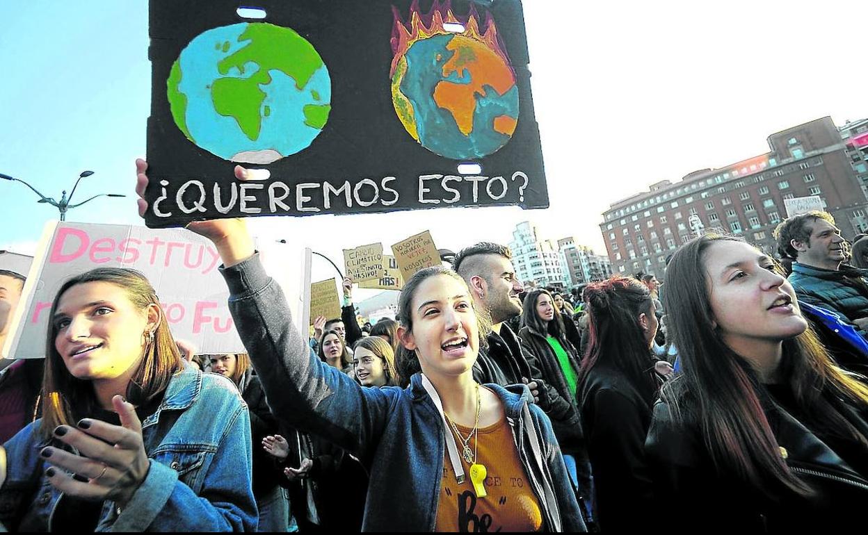 Manifestación del movimiento juvenil Fridays for Futur en Bilbao para exigir medidas efectivas contra el cambio climático.