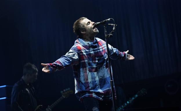 Liam Gallagher, con pose mesiánico durante su concierto de anoche en Kobetamendi.