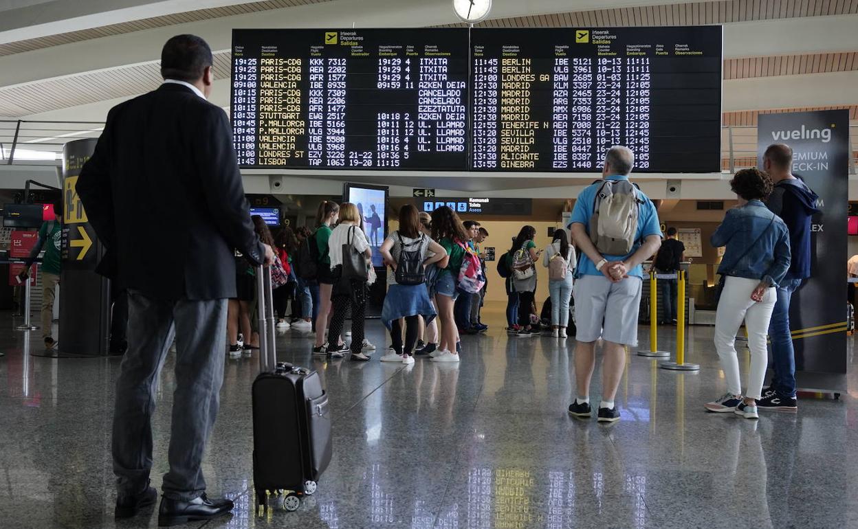 20 vuelos en riesgo de cancelarse el domingo por la huelga en el aeropuerto de Loiu