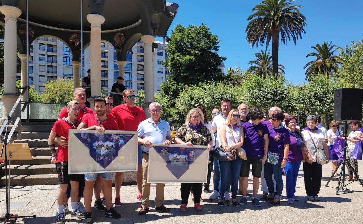 Miembros del Centro Gallego y de la cuadrilla Bihotzgabeak, este viernes, tras recibir sus galardones.