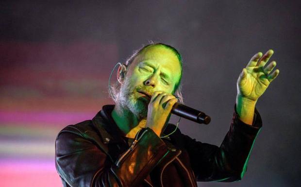 Thom Yorke, durante su concierto de esta noche en Kobetamendi.