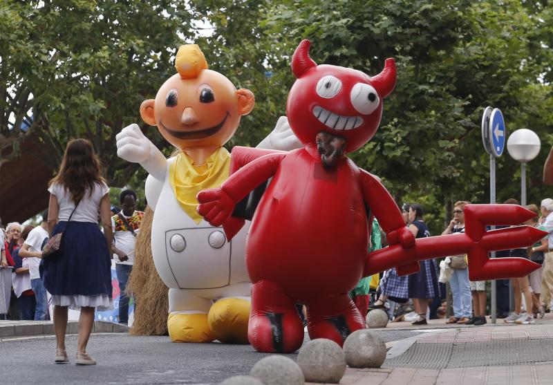 Jolín y Deabru han inaugurado los 'Cármenes' a bordo de una locomotora, que ha encabezado un desfile ambientado en el año 1.900