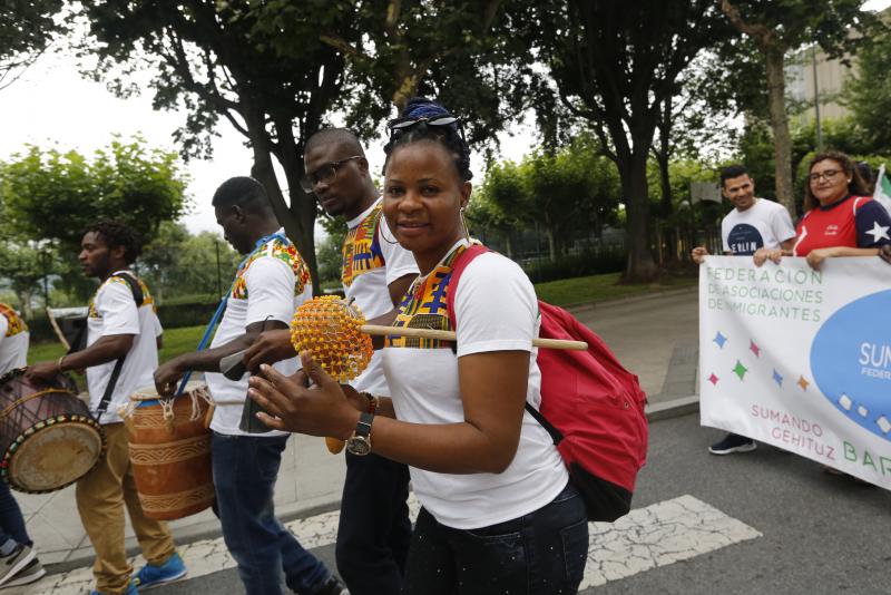 Jolín y Deabru han inaugurado los 'Cármenes' a bordo de una locomotora, que ha encabezado un desfile ambientado en el año 1.900