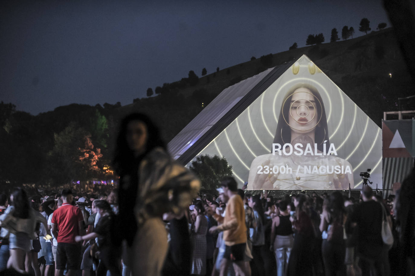 La vocalista catalana triunfó ante una multitud inabarcable y fascinada con su espectáculo cuidado al milímetro.