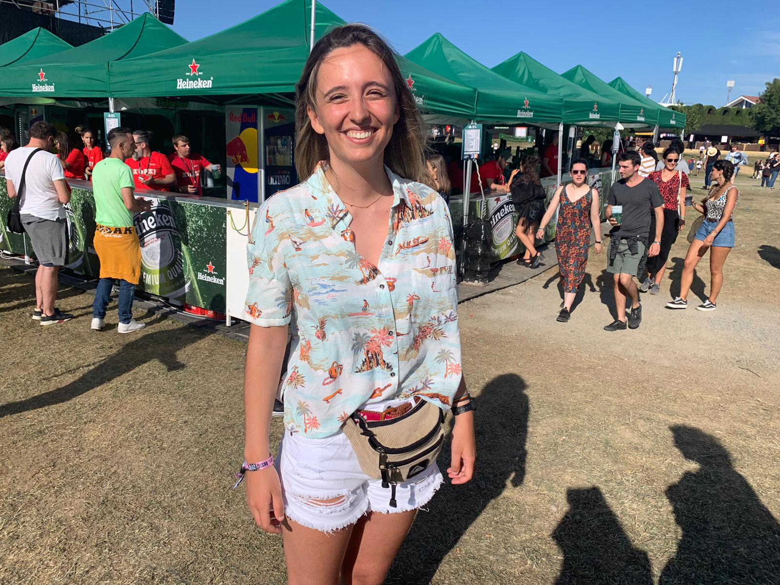 ¡LAS CAMISAS HAWAIANAS AL PODER! Nahia Líbano, bilbaína de 19 años, luce sus mejores galas con esta camisa hawaiana azul celeste. “Es el BBK Live, así que hay que venir espectacular”, expresa. Es de la firma Styling y se la compró hace tan solo tres semanas, ¡a tiempo para la cita! 