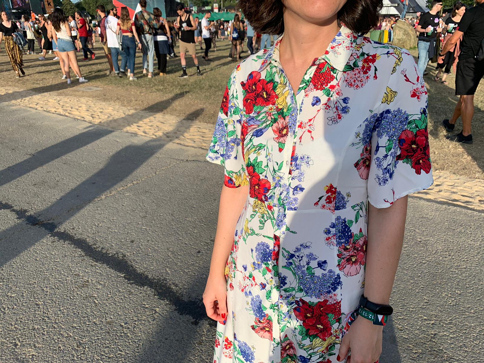 ¡ARRIBA EL ESTAMPADO FLORAL! Patricia López es de Bilbao y tiene 38 años. Siempre viene al BBK Live con sus amigos. Su vestido de flores es de Springfield. “Me lo he puesto porque es cómodo y a la vez muy veraniego, aunque me quedaría mejor si estuviera un poco morena”, cuenta entre risas. Le encanta la ropa de las firmas locales del Casco Viejo. 